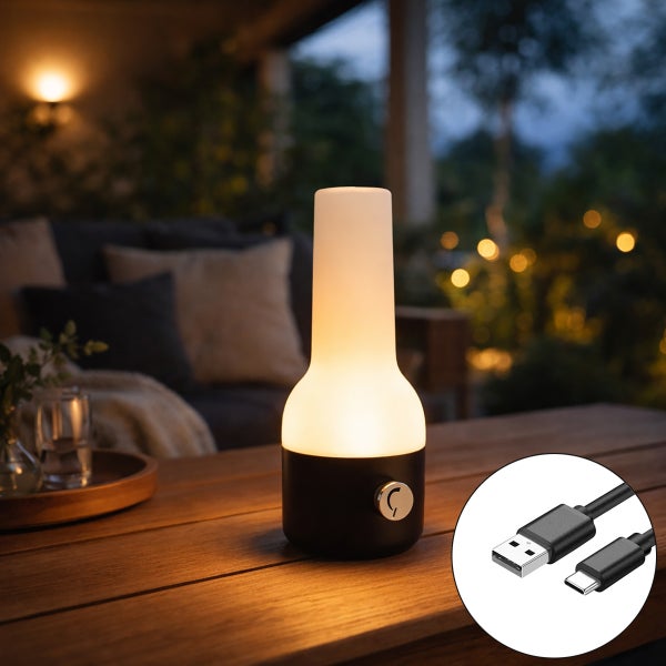 Moderne tragbare LED-Außenleuchte mit warmweißem Licht auf einem Holztisch auf einer Terrasse, inklusive USB-Ladekabel.
