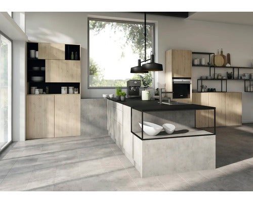 Badezimmerdesign mit grauem Boden und rustikalen Holzschemeln