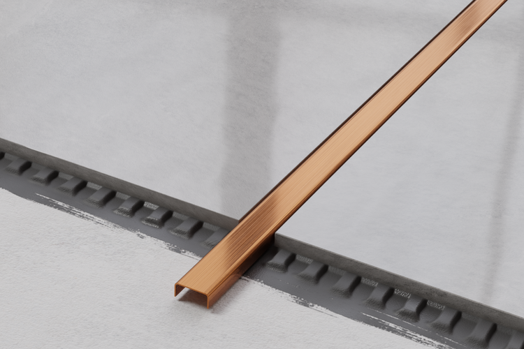 Fliesenprofil aus Metall auf Fliesen