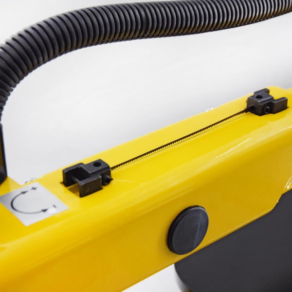 Detailaufnahme einer Dekupiersäge mit flexiblem Gebläsearm