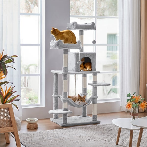 Mehrstöckiger Katzenkratzbaum mit Liegeflächen und Katzen in einem hellen Raum.