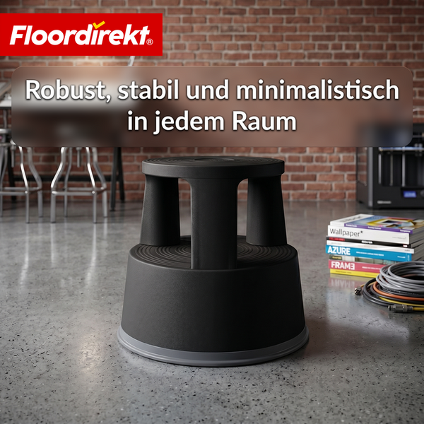 Schwarzer Kunststoff-Rollhocker in einem industriellen Raum mit Backsteinwand und Betonboden. Floordirekt Logo.