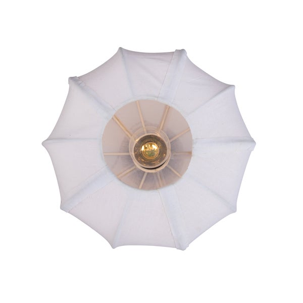 Lampenschirm aus weißem Stoff in Schirmform mit sichtbarem Leuchtmittel in der Mitte.