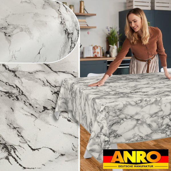 Dekorative Tischdecke mit Marmormuster in einer hellen Küche mit einer Frau, Logo der Firma ANRO Deutsche Manufaktur