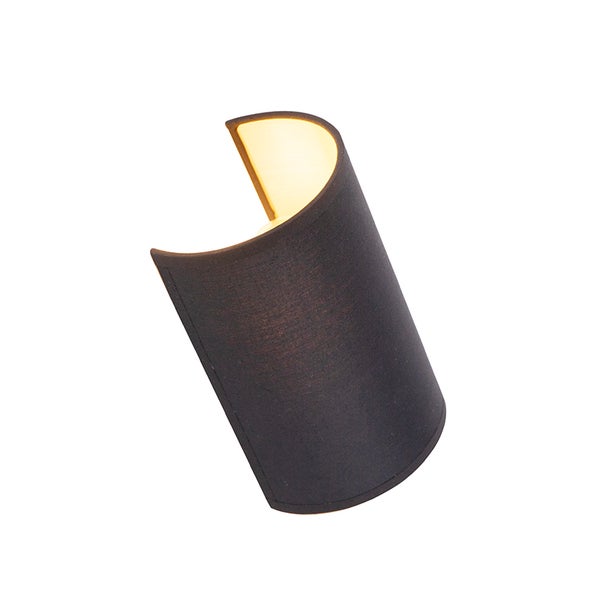 Moderne Wandleuchte mit schwarzem gebogenem Stoffschirm und warmer Innenbeleuchtung