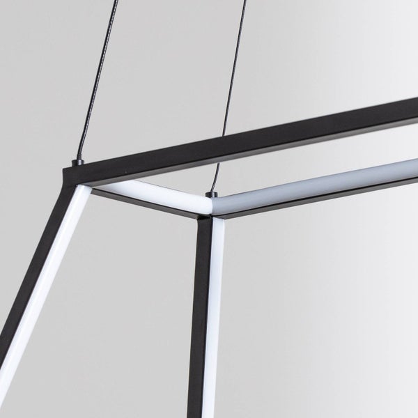 Nahaufnahme einer LED-Pendelleuchte mit schwarzem Metallrahmen und integrierten Leuchtstreifen.