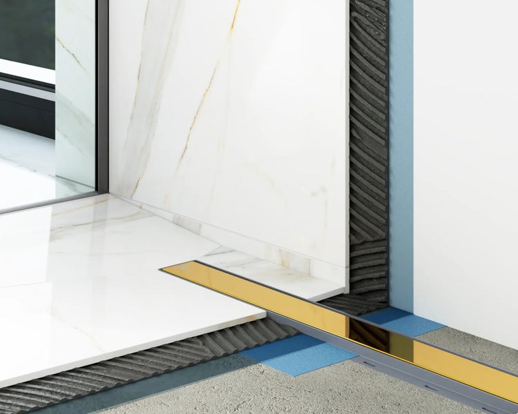 Eingebauter Duschablauf im Badezimmer mit Fliesenboden