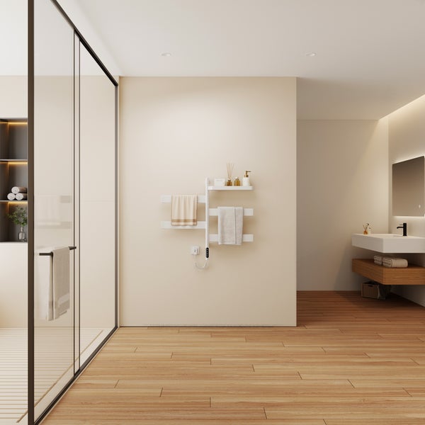 Modernes, helles Badezimmer mit weißem elektrischem Handtuchheizkörper mit Ablagen, Glasduschkabine und Waschtisch mit Holzregal.