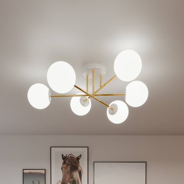 Gestapeltes Brennholz unter einer Plane