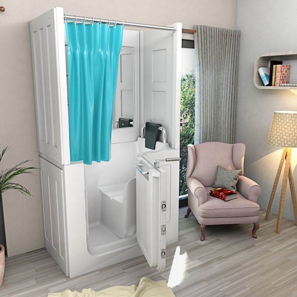Weiße Sitzbadewanne mit Tür und blauem Duschvorhang in einem hellen Zimmer mit rosa Sessel, Stehlampe und Holzfußboden.