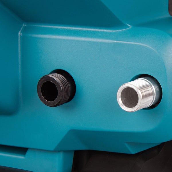 Nahaufnahme von zwei Gewindeanschlüssen, einer aus schwarzem Kunststoff und einer aus silbernem Metall, an einem türkisfarbenen Maschinengehäuse.