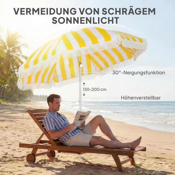 Ein Mann verstaut eine gelb-weiß gestreifte Tragetasche für einen Sonnenschirm im Kofferraum eines Autos neben weiterem Gepäck.