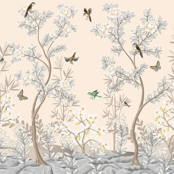 Vliestapete mit Naturmotiv, das stilisierte Bäume mit Blüten, Vögel, Schmetterlinge und Blätter zeigt.