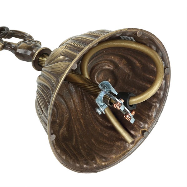 Detailaufnahme einer Deckenleuchte mit elektrischer Verkabelung