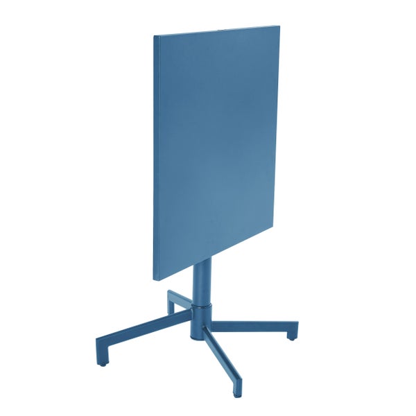 Quadratischer Bistrotisch in Blau, platzsparend klappbar, mit stabilem Mittelfuß und vier Auslegern.