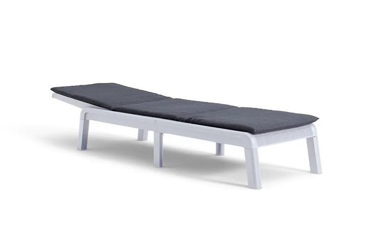 Weiße Gartenliege aus Kunststoff mit grauer Polsterauflage.