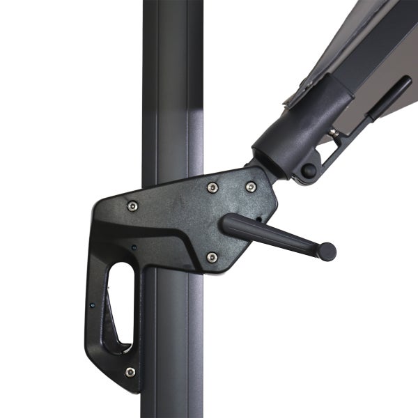 Detailansicht des Kurbel- und Verstellmechanismus eines Ampelschirms aus Kunststoff und Metall.
