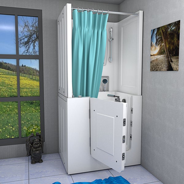 Barrierefreie Sitzbadewanne mit offener Seitentür, integriertem Sitz, Duschvorhang und Handbrause in einem hellen Badezimmer.