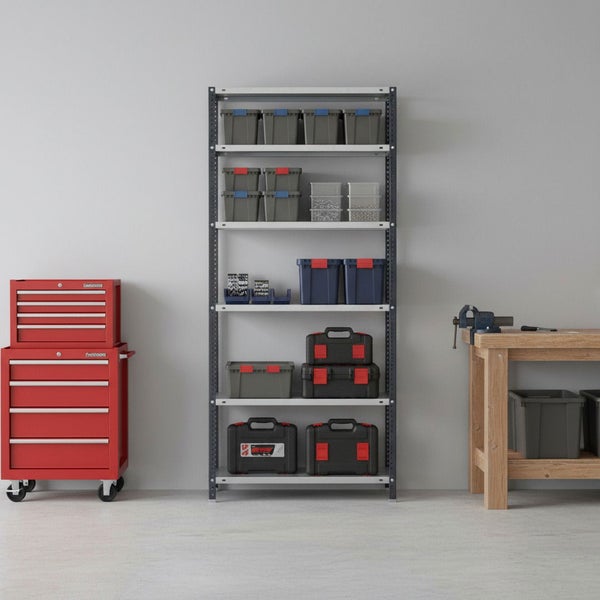 Organisierte Werkstatt mit Schwerlastregal, gefüllt mit Boxen und Koffern, rotem Werkstattwagen und Holz-Werkbank mit Schraubstock.