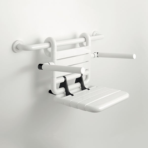 Klappbarer Einhängeduschsitz mit Armlehnen zur Montage an einem Haltegriff, weiß.