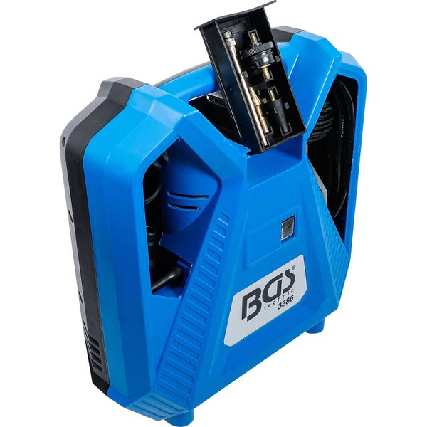 Blauer mobiler Luftkompressor BGS technic 3386 mit geöffnetem Zubehörfach für verschiedene Ventiladapter.