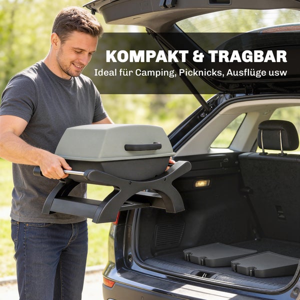 Ein Mann verstaut einen kompakten, tragbaren Gasgrill im Kofferraum eines Autos. Ideal für Camping und Ausflüge.