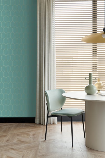 Heller Raum mit gemusterter Tapete, Vorhängen, Jalousien, Tisch und Stuhl