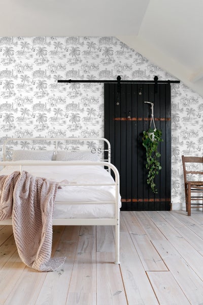 Schlafzimmer mit weißem Bett, Schiebetür und Tapete mit Tiermotiven