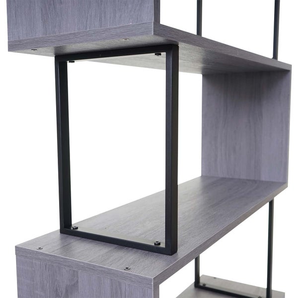 Detailaufnahme eines Holzregals mit Metallrahmen
