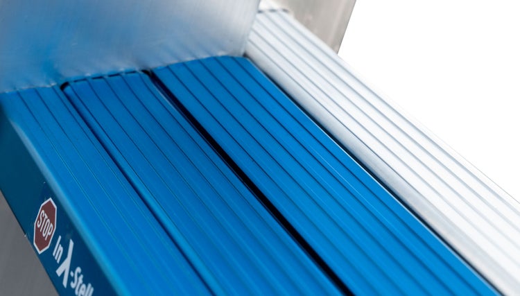 Detailansicht einer Aluminiumtreppe mit geriffelter Oberfläche für mehr Trittsicherheit.