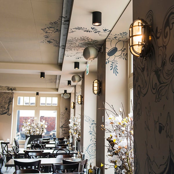 Innenraum eines Restaurants mit Decken- und Wandleuchten