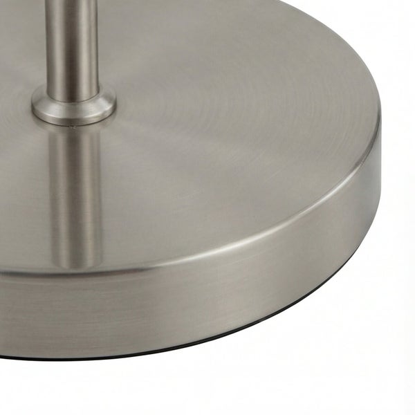 Detailaufnahme des Sockels einer Stehlampe aus Metall.