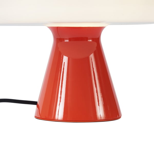 Konischer Lampenfuß einer Tischleuchte mit einer glänzenden orangen Oberfläche.