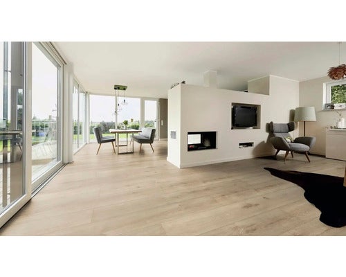 Helles Wohnzimmer mit Dielenboden, Esstisch und Fernseher