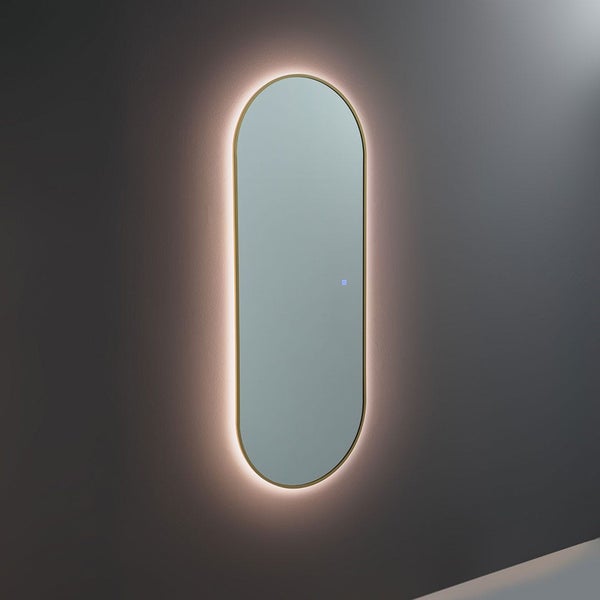 Ovaler Badspiegel mit LED-Hintergrundbeleuchtung, goldenem Metallrahmen und integriertem Touch-Sensor.