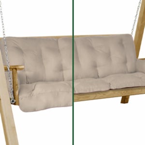 Gepolsterte Auflage für eine Hollywoodschaukel aus Holz mit Metallketten.