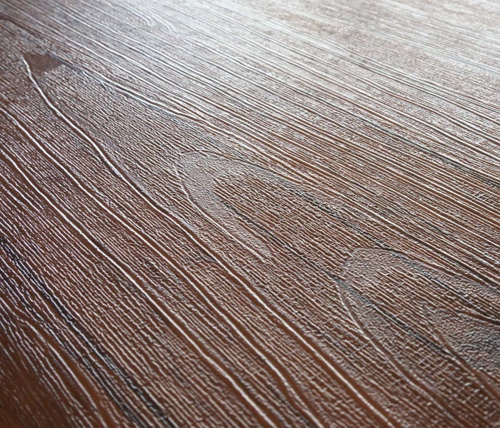 Nahaufnahme einer Laminatoberfläche mit Holzmaserung