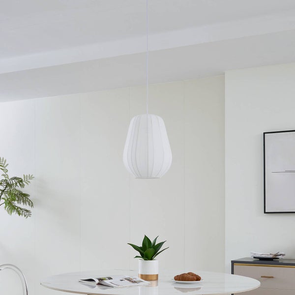 Moderne Pendelleuchte mit weißem, geripptem Schirm in Tropfenform über einem Esstisch in hellem Raum.