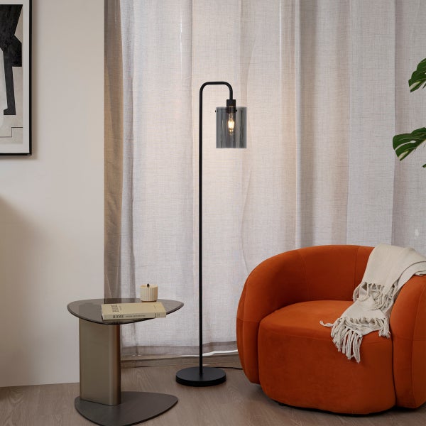 Wohnzimmer Szene mit Stehlampe, Sessel und Beistelltisch