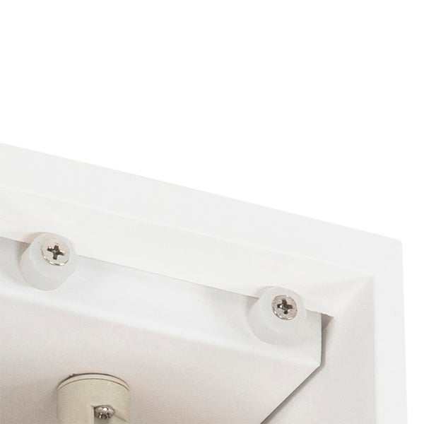 Detailansicht eines weißen Möbels mit Schrauben