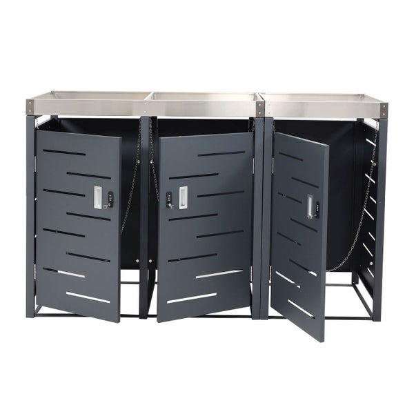 Drei graue Mülltonnenboxen mit Türen und Schlössern