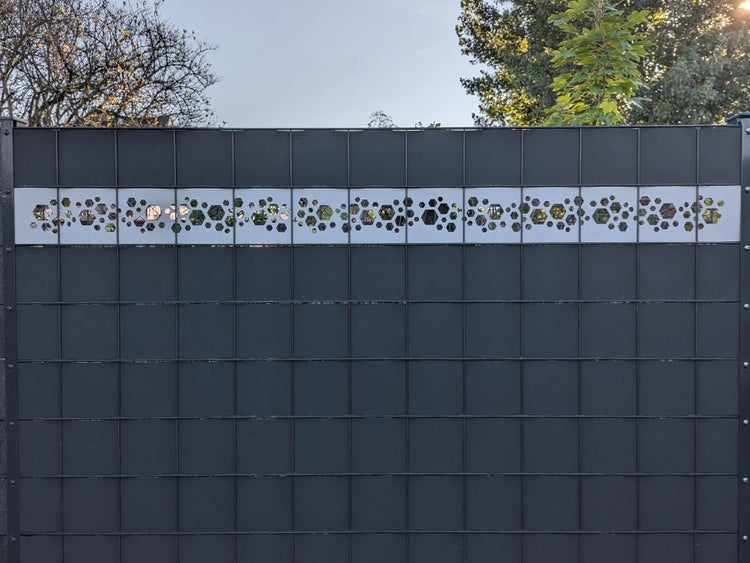 Sichtschutzzaun mit dekorativem Hexagonmuster