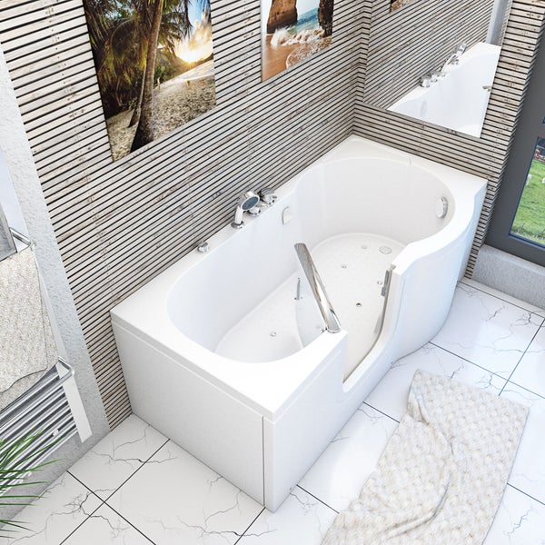 Begehbare Badewanne mit Einstiegstür in einem Badezimmer