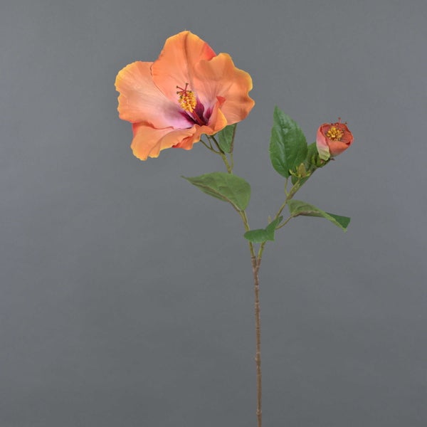 Künstliche orangefarbene Hibiskusblüte mit einer großen Blüte, einer Knospe und grünen Blättern.