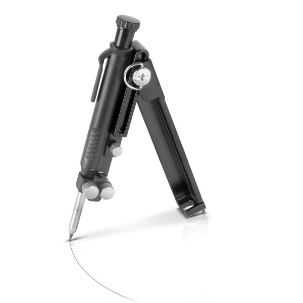 Mehrere Hängeleuchten mit Lampenschirmen aus Rattan