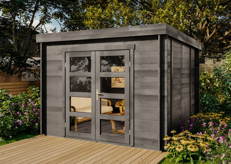 Szene mit einer Topfrose mit Knospen auf einem Metalltisch im Garten.