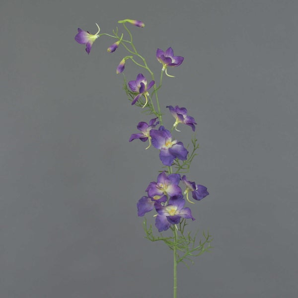 Künstlicher Rittersporn mit violetten Blüten an einem langen grünen Stiel.