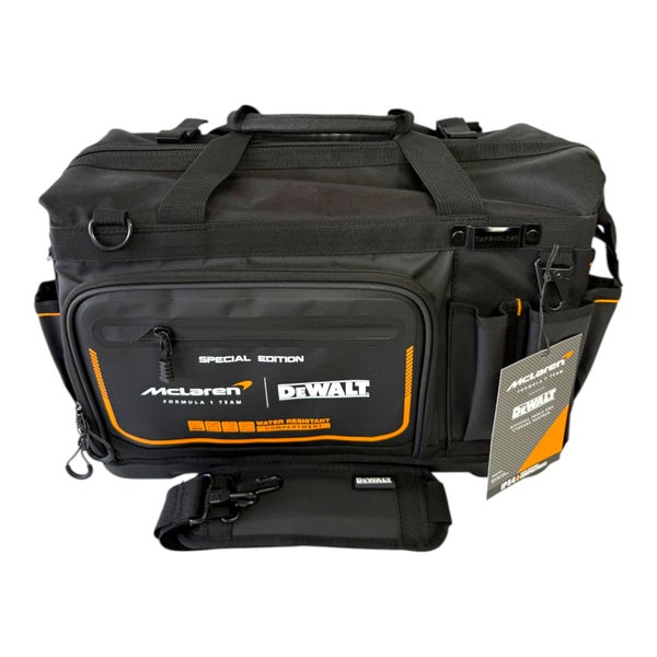 Schwarze Werkzeugtasche DeWalt McLaren Special Edition, wasserfestes Fach, Tragegriffe, Schultergurt, McLaren Logo, DeWalt Logo.