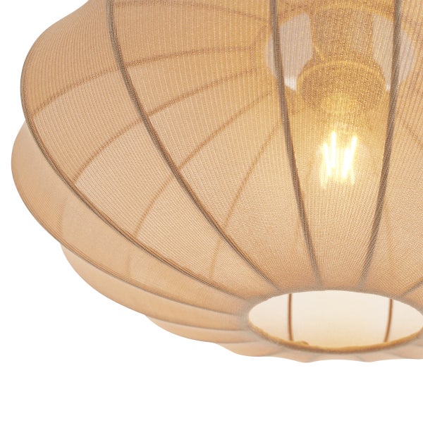 Runde Textil-Pendelleuchte mit gerippter Struktur und eingeschaltetem Leuchtmittel.