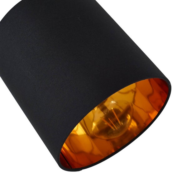 Schwarzer Lampenschirm mit goldfarbener Innenseite und Glühbirne